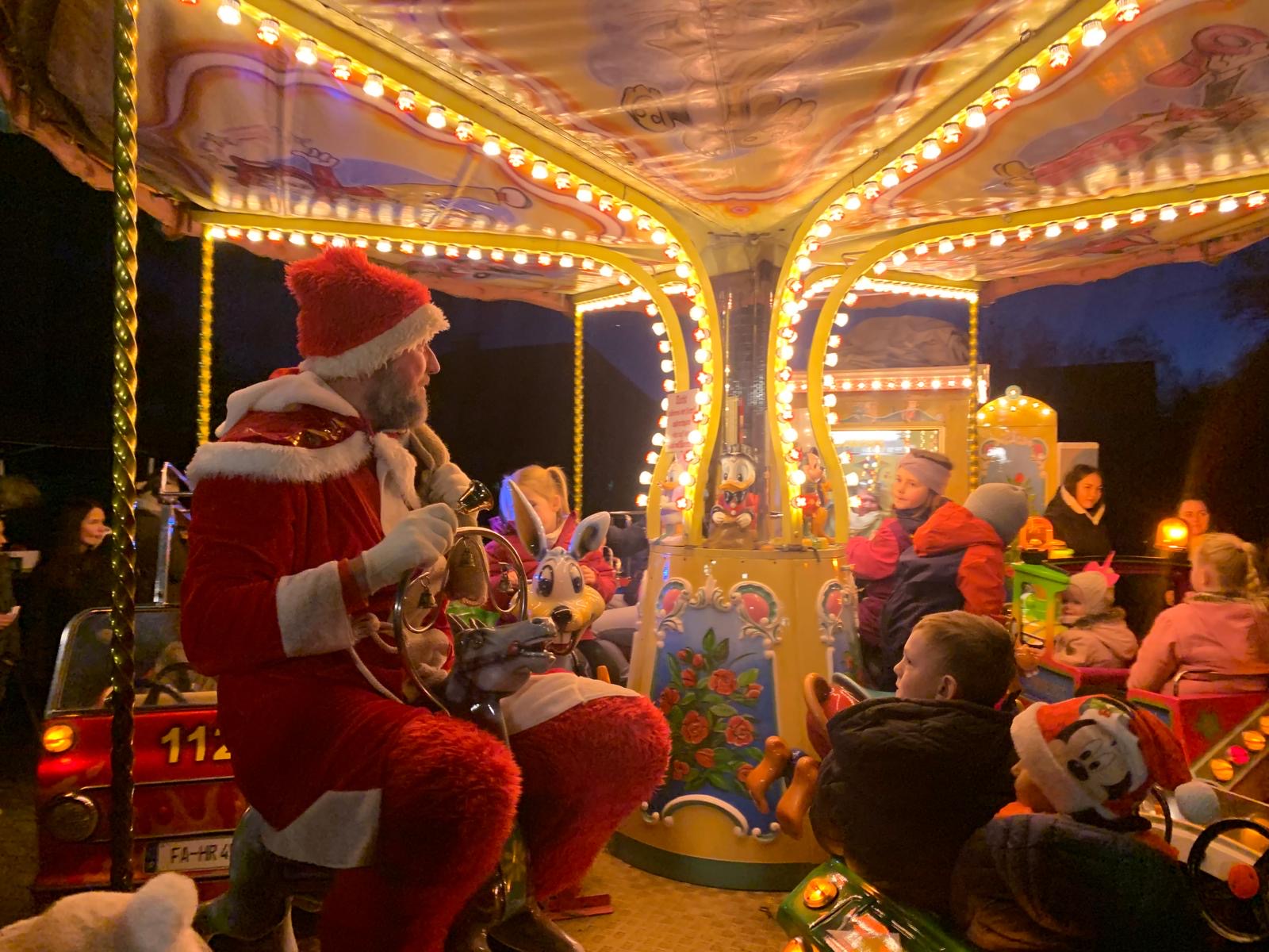 Weihnachtsmann auf dem Karussell